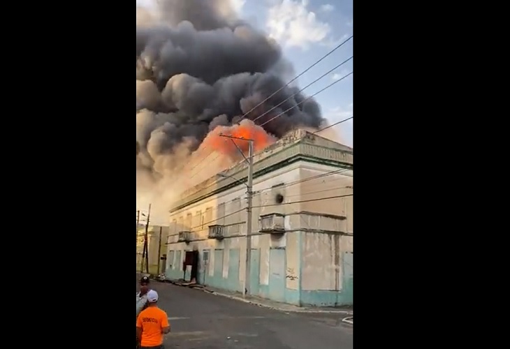 Tres bomberos murieron en incendio en la tienda Casa Mora, en La Vega