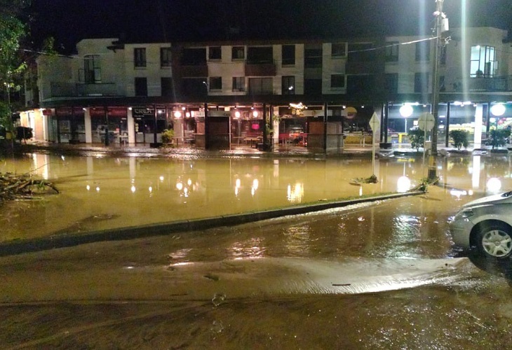 Inundación en El Retiro, Antioquia, por desborde de quebrada