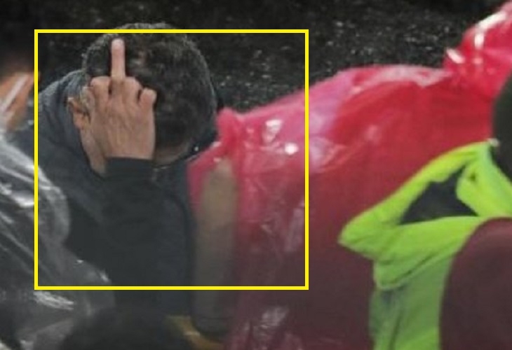 Juan Carlos Osorio le muestra el dedo a hinchas del América