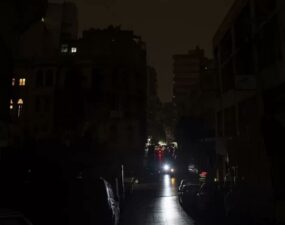 Líbano se queda a oscuras tras apagón en la red nacional de electricidad