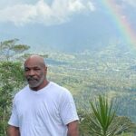 Mike Tyson presume con foto del arcoíris la visita que hace a Colombia