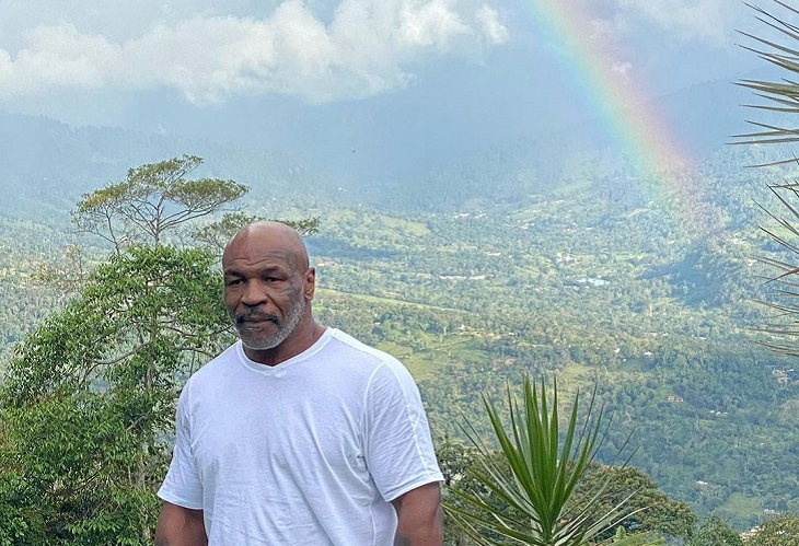 Mike Tyson presume con foto del arcoíris la visita que hace a Colombia