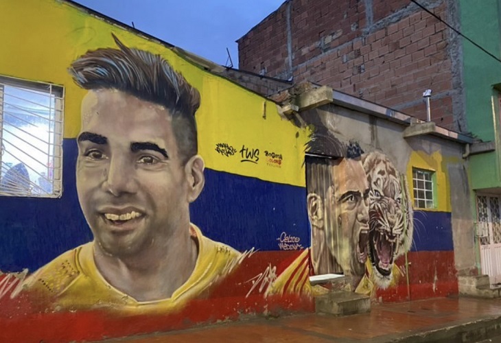 Radamel Falcao muestra con orgullo el mural que le hicieron en Ciudad Bolívar