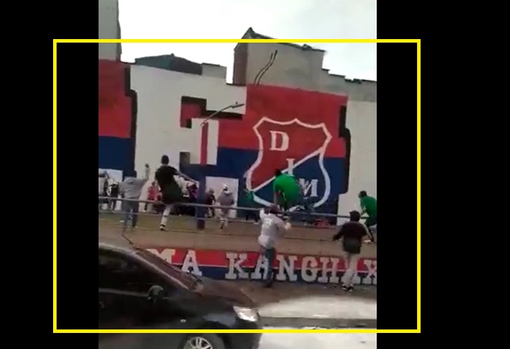 Captan enfrentamiento a machete entre hinchas de Nacional y Medellín, en Itagüí