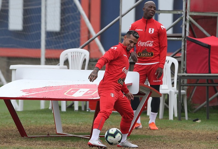 Advíncula y Trauco, los laterales titulares de Perú, no estarán ante Colombia