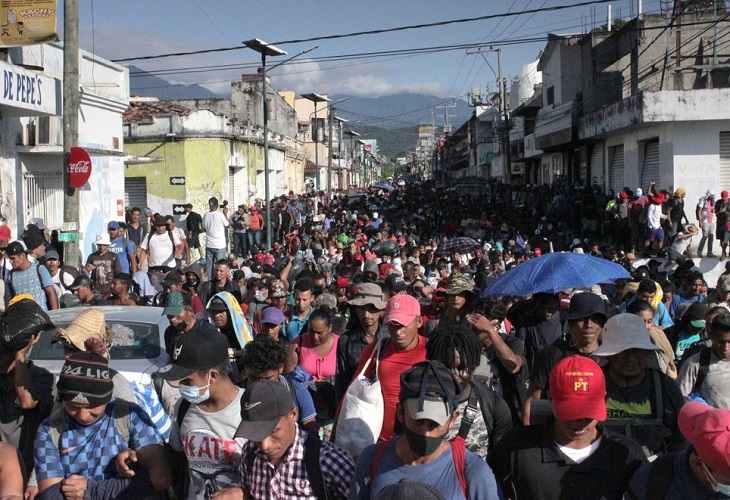 Autoridades activan operativo contra caravana de migrantes en sur de México