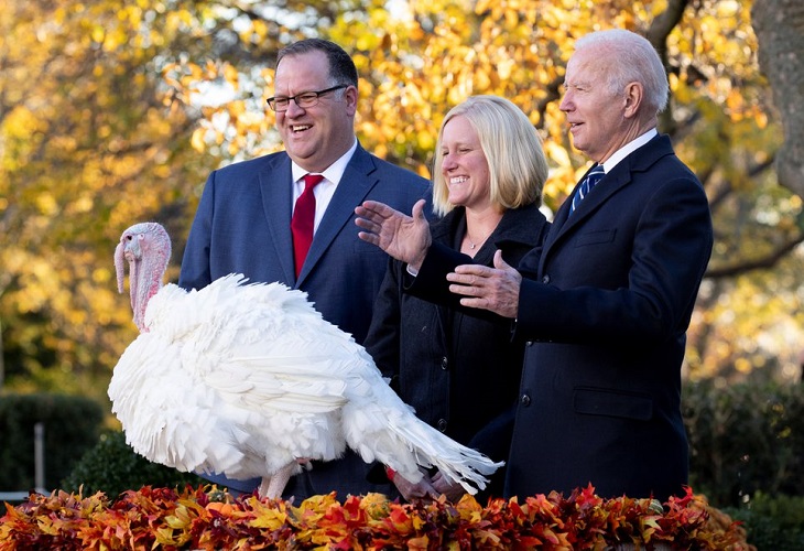 Biden perdona a dos pavos antes de Acción de Gracias fiel a la tradición