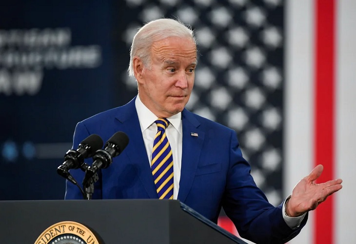 Biden planea reglas estrictas para viajeros por nueva variante, según el Post