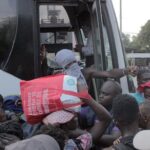 Caravana de migrantes se disuelve al entregarse a autoridades mexicanas