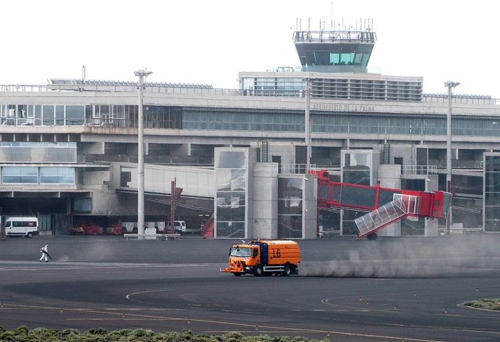 Cerrado el aeropuerto español de La Palma por las cenizas del volcán