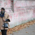 Científicos británicos tratan de calmar los temores sobre la variante ómicron