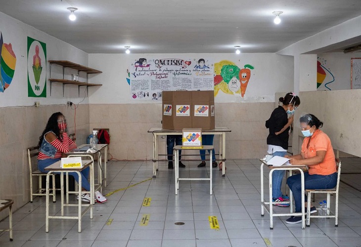 Cierran los centros de votación en Venezuela, excepto donde hay electores en cola