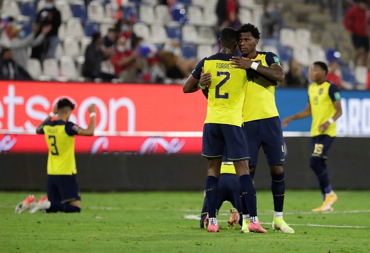 Con goles de Estupiñán y Caicedo, Ecuador le propina un duro golpe a Chile