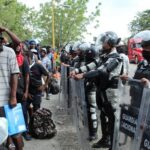 Dos caravanas de migrantes finalizan al entregarse a autoridades mexicanas