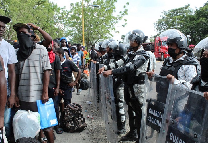 Dos caravanas de migrantes finalizan al entregarse a autoridades mexicanas