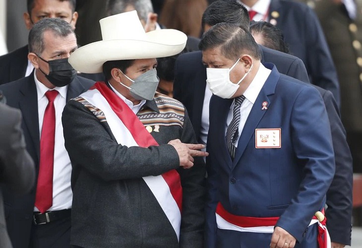 El ministro de Defensa de Perú renuncia tras polémica por ascensos militares