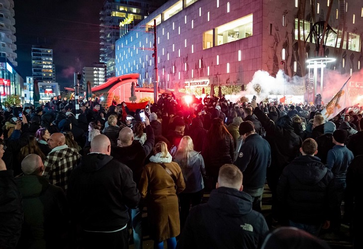 Fuertes disturbios en Róterdam tras una protesta contra las restricciones