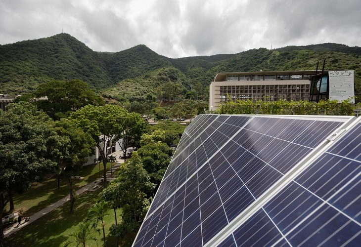 Guyana busca impulsar la energía limpia en el Caribe con paneles solares
