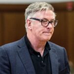 Investigadores registran la sede del proveedor de armas del rodaje de Alec Baldwin