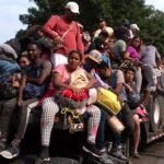 La caravana migrante descansa tras entrar al estado mexicano de Veracruz