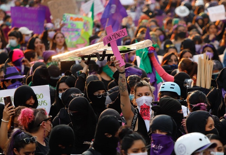 La marcha en México contra la violencia machista transcurre con tensión