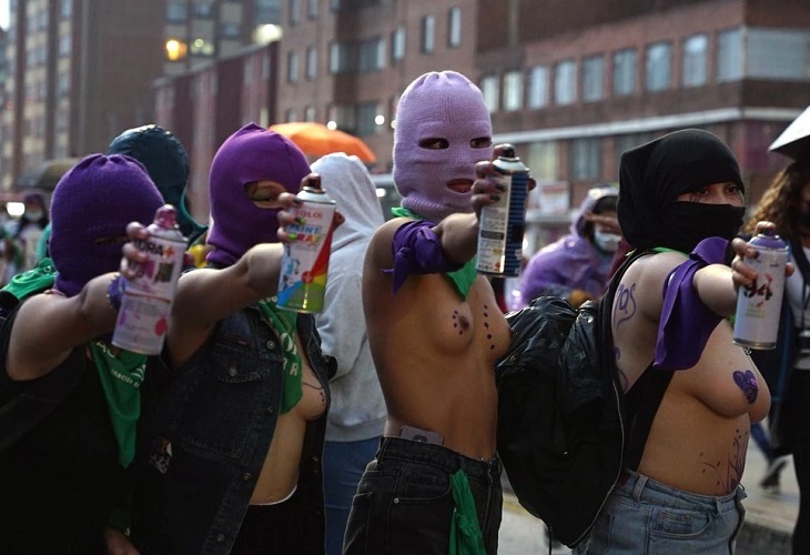 La ola morada rechaza en Colombia la violencia machista y clama por el aborto