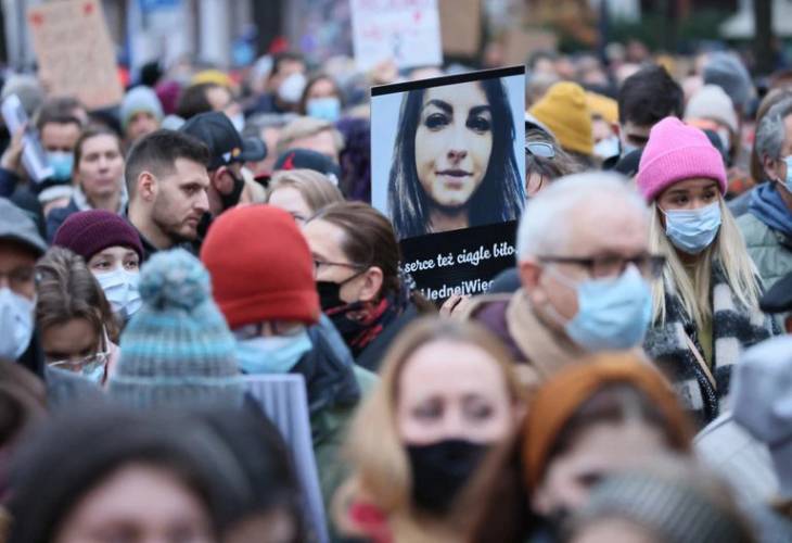 Manifestaciones en Polonia tras muerte de una embarazada a la que se negó el aborto
