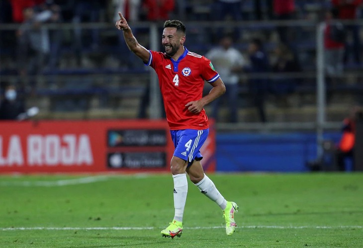 Mauricio Isla es baja en Chile para el choque ante Paraguay por covid-19