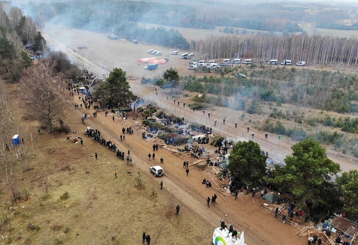 Migrantes se trasladan a centro de acogida abierto en frontera con Polonia