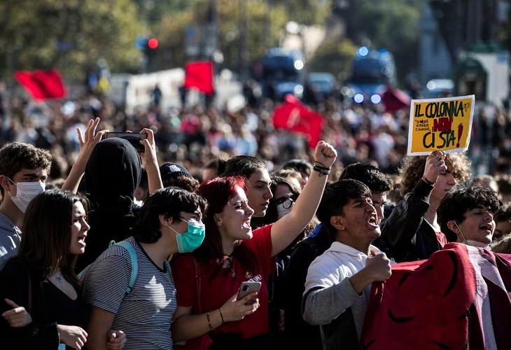 Miles de estudiantes piden en toda Italia más inversión en educación