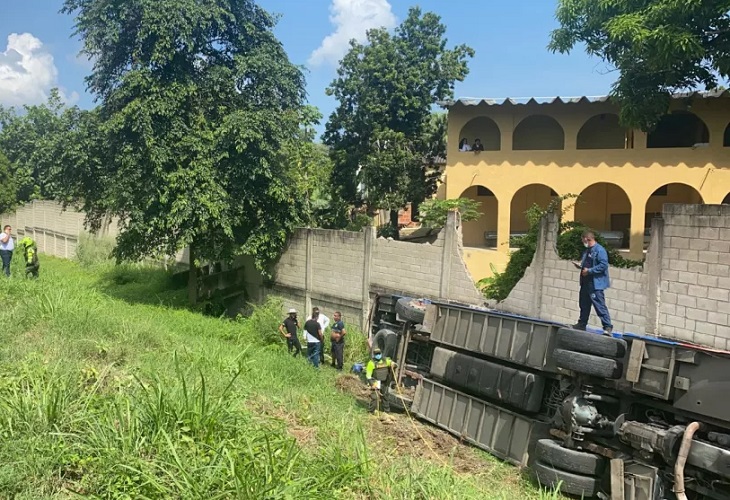 Accidente del bus de Mr. Black y Yuranis León en Turbaco