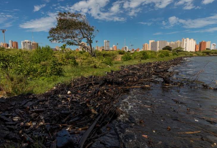 ONG dice que el 90 % de orilla del lago venezolano de Maracaibo tiene basura