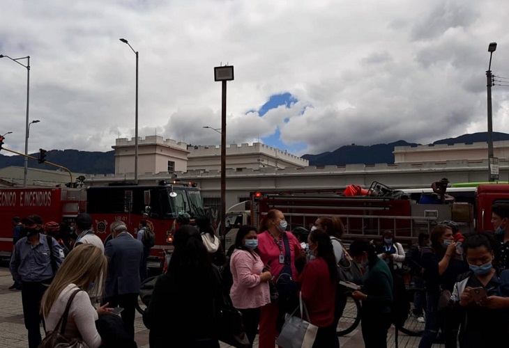 600 personas evacuadas tras conato de incendio en Secretaría de Salud de Bogotá