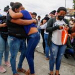 Tensa calma en el exterior de la cárcel de Ecuador tras la matanza de 68 reos
