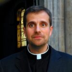 Un polémico exobispo español se casa con escritora sobre erotismo y satanismo
