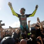 Valentino Rossi se baja de la moto y comienza la leyenda