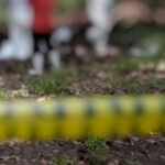 Hombre aparece muerto en Santa Elena y tapado con cobija roja