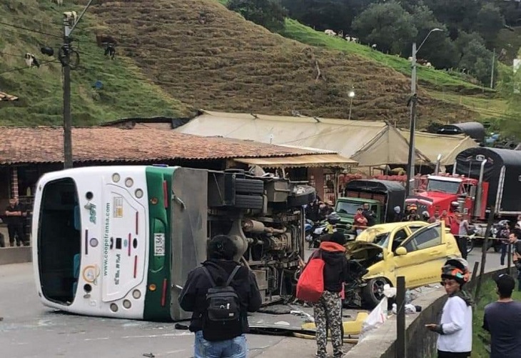 Accidente con muerto entre bus y taxi en Santa Rosa de Osos