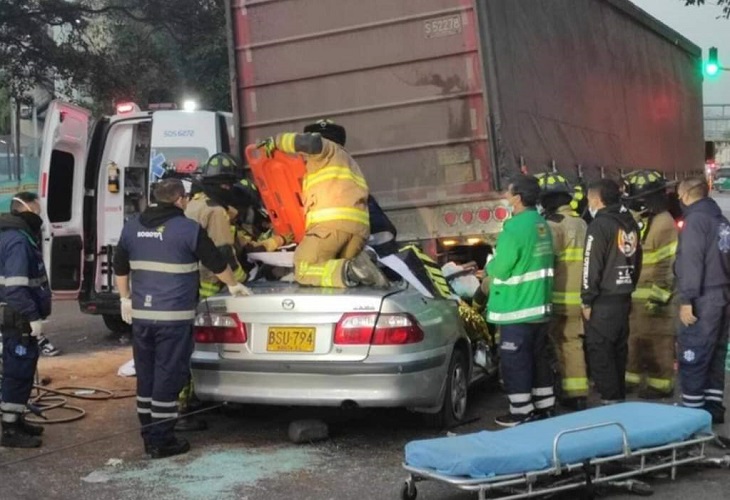 Carro con 2 ocupantes chocó contra camión en calle 127, norte de Bogotá