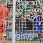 Aldair Quintana silbado por hinchas de Nacional en Atanasio