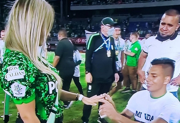 Alex Castro le pide matrimonio a su novia tras ganar la Copa con Nacional