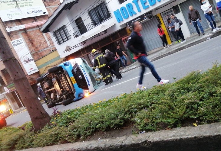 Ambulancia se volcó en barrio Manchester de Bello, el paciente que llevaba murió