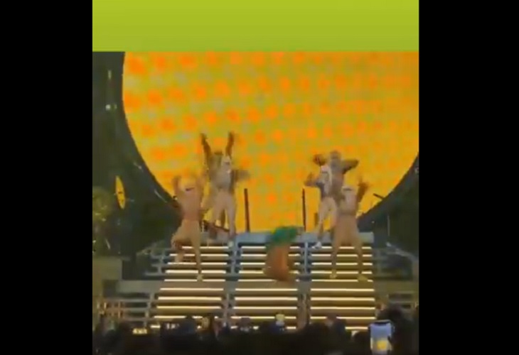 Video de Karol G cayendo por escaleras durante concierto en Miami