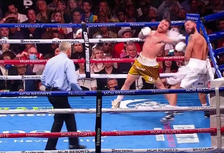 Saúl Canelo Álvarez noquea a Caleb Plant en el asalto 11