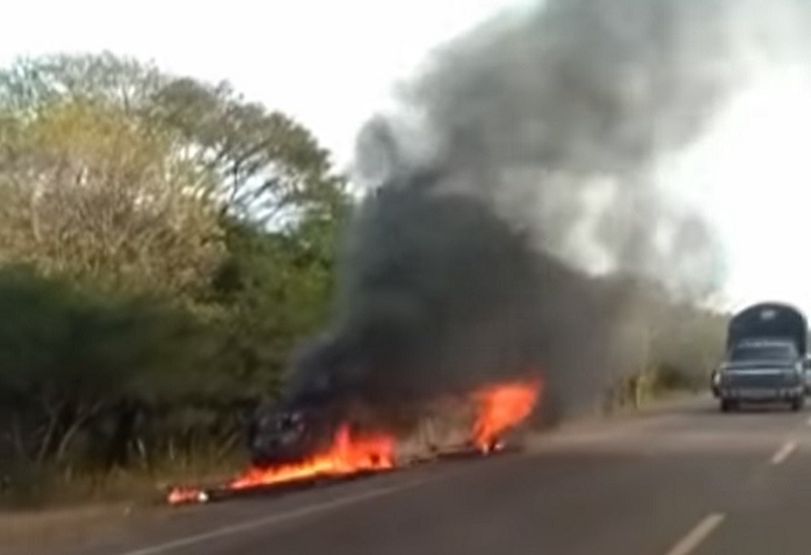 Queman vehículo que chocó a familia que murió incinerada en su auto en La Guajira