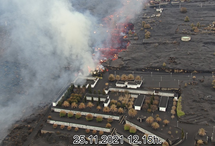 Colada del volcán La Palma cubre cementerio de Las Manchas