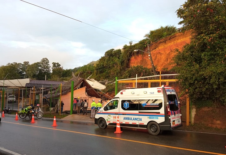 Derrumbe en La Ceja, Antioquia, deja una persona desaparecida