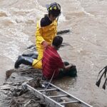 Hombre que cayó al río Medellín fue rescatado por los Bomberos en Industriales