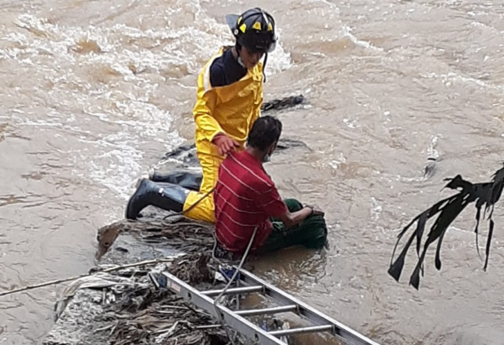 Hombre que cayó al río Medellín fue rescatado por los Bomberos en Industriales