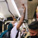 Usuario le hace rayones a un vagón del Tranvía de Medellín